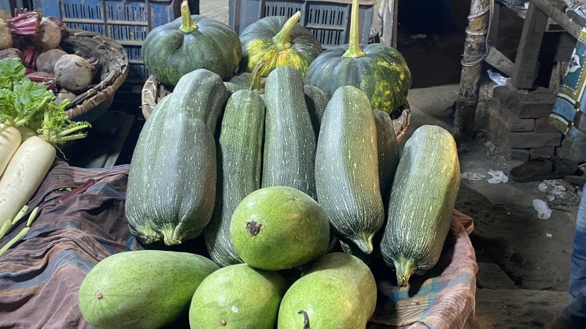 Labu, timun dan sayur segar di gerai pasar