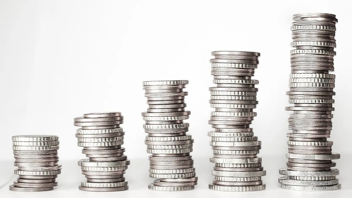 Five stacks of coins growing taller from left to right